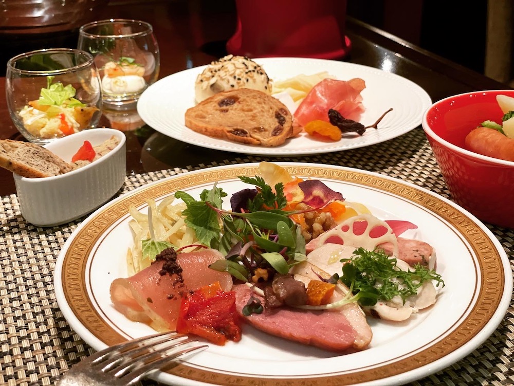 ANAインターコンチネンタルホテル東京「カスケイドカフェ」のディナービュッフェ｜前菜盛り合わせ