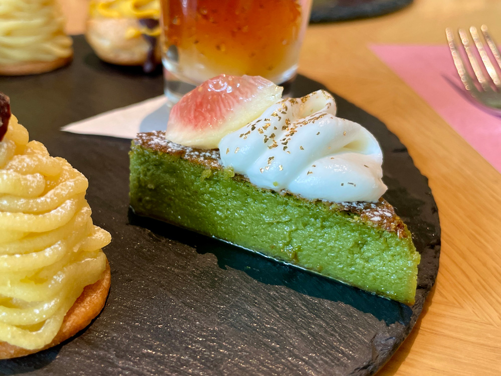 グランドプリンスホテル新高輪のアフタヌーンティー｜抹茶のバスクケーキ