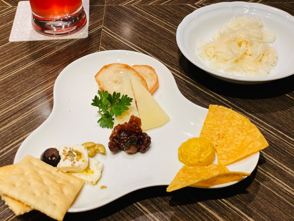 横浜ベイシェラトン「コンパス」のビュッフェ｜チーズの盛り合わせ